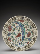 PLAT À LA PALME SAZ EN CÉRAMIQUE  Iznik, art ottoman, 17e siècle