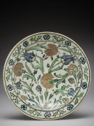 PLAT AU DÉCOR FLORAL EN CÉRAMIQUE  Iznik, art ottoman, début du 17e siècle