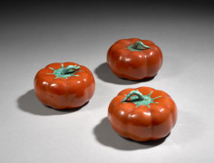 TROIS TOMATES EN PORCELAINE ÉMAILLÉE CORAIL ET VERT, Chine, dynastie Qing, fin du XIXe siècle