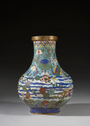 VASE EN BRONZE DORÉ ET ÉMAUX CLOISONNÉS, Chine, fin du XIXe-début du XXe siècle