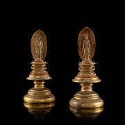 DEUX PETITES STATUETTES DE KANNON ET AVALOKITESVARA EN BOIS LAQUÉ OR, Japon, époque Meiji, XIXe siècle