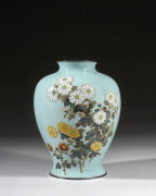 VASE EN ARGENT ET ÉMAUX CLOISONNÉS, Japon, époque Meiji (1868-1912)