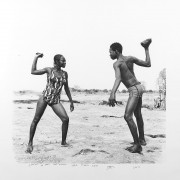 Malick SIDIBÉ 1936-2016 - Mali Combat des amis avec pierres, 1976, tirage de 2011 Tirage gelatino argentique sur papier baryté