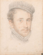 Ecole française du XVIe siècle Atelier de François Clouet Portrait d'homme au chapeau et à la fraise, vers 1565 Crayon noir, estompe..