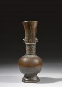 VASE EN BRONZE, Chine, dynastie Ming, XVIIe siècle