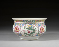 PETITE VASQUE EN PORCELAINE FAMILLE ROSE, Chine, dynastie Qing, début du XIXe siècle