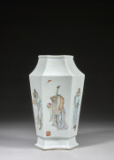 VASE EN PORCELAINE POLYCHROME, Chine, première moitié du XXe siècle