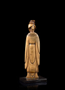 STATUETTE DE FEMME EN IVOIRE SCULPTÉ, Chine, XVIIe siècle