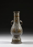 VASE EN BRONZE, Chine, dynastie Ming, XVIIe siècle