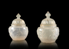 DEUX PETITS POTS COUVERTS EN AGATE, Chine, début du XXe siècle