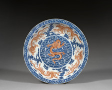 GRAND PLAT EN PORCELAINE BLEU BLANC ET ROUGE DE FER, Chine, XXe siècle