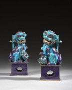 PAIRE DE CHIENS DE FÔ FORMANT PORTE-BAGUETTES D'ENCENS EN PORCELAINE ÉMAILLÉE TURQUOISE ET AUBERGINE, Chine, dynastie Qing, XIXe siè..