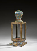 LANTERNE EN BRONZE DORÉ ET ÉMAUX CLOISONNÉS, Chine, dynastie Qing, fin de l'époque Qianlong - début de l'époque Jiaqing, fin du XVII.