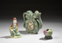 STATUETTE DE GUANYIN ET RINCE-PINCEAUX EN PORCELAINE POLYCHROME, Chine, dynastie Qing, XIXe siècle