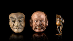 DEUX MASQUES NÔ MINIATURES EN BOIS LAQUÉ ET UN NETSUKE EN BUIS, Japon, époque Meiji (1868-1912)