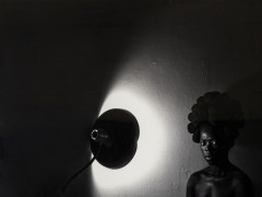 ¤ Zanele MUHOLI née en 1972 - Afrique du Sud Sasa, Bleecker, New York (from the Somnyama Ngonyama series), 2016 Encre pigmentaire arch.