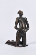 ¤ Bongani Peter SHANGE né en 1951 - Afrique du Sud Kneeling figure, 1993 Bronze