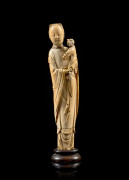 STATUETTE DE GUANYIN ET ENFANT EN IVOIRE SCULPTÉ, Chine, dynastie Ming, XVIIe siècle