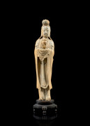 STATUETTE DE DIGNITAIRE EN IVOIRE SCULPTÉ, Chine, dynastie Ming, XVIIe siècle