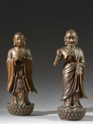 DEUX STATUES D'ANANDA ET KASYAPA EN BRONZE LAQUÉ ROUGE ET OR, Chine, dynastie Ming, XVIIe siècle