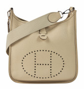 HERMÈS 2007  Sac ÉVELYNE PM Taurillon Clémence crème Garniture métal argenté palladié  ÉVELYNE PM bag Cream taurillo...