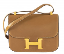 HERMÈS 1977  Sac CONSTANCE 24 Box naturel Piqué sellier blanc Garniture métal plaqué or  CONSTANCE 24 bag Natural...