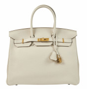 HERMÈS 2015  Sac BIRKIN 35 Taurillon Clémence Craie Garniture métal plaqué or  BIRKIN 35 bag Craie taurillon Clémenc...