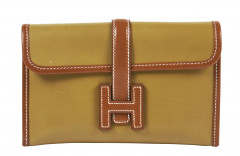 HERMÈS  Pochette JIGE PM Box pistache et cognac Piqué sellier blanc  JIGE PM clutch Pistachio and cognac box calfskin...