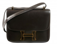 HERMÈS  Sac CONSTANCE 24 Box marron Garniture métal plaqué or et émail marron  CONSTANCE 24 bag Brown box calfskin lea...