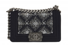 CHANEL 2019  Petit sac BOY Laine noire brodée de perles et de strass Anse chaîne Garnitures en métal argenté Dimension...