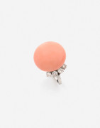 Bague Platine, corail peau d'ange et diamants, vers 1950-1960 An angel's skin coral, diamond and platinum ring, circa 1950-1960