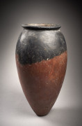 IMPORTANT VASE " BLACK TOP " EN TERRE CUITE  Art égyptien, période prédynastique, Nagada I, 4000 - 3500 av. J.-C.