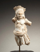 STATUETTE D'ÉROS EN TERRE CUITE  Art hellénistique, vers le 3e siècle av. J.-C.