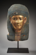 MASQUE DE MOMIE EN TOILE STUQUÉE POLYCHROME ET DORÉE  Art égyptien, époque ptolémaïque, 332 - 30 av. J.-C.