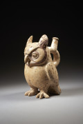 VASE ÉTRIER EN FORME DE HIBOU Culture Mochica Période Mochica I, 100 av. J.-C. - 400 ap. J.-C.