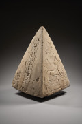 PYRAMIDION INSCRIT EN CALCAIRE  Art égyptien, Nouvel Empire, 1550 - 1069 av. J.-C.