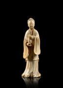 STATUETTE DE FEMME EN IVOIRE SCULPTÉ, Chine, XVIIe siècle