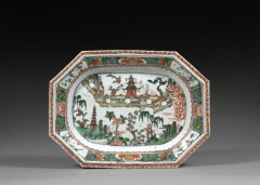 PLAT RECTANGULAIRE OCTOGONAL EN PORCELAINE FAMILLE VERTE, Chine, dynastie Qing, époque Kangxi (1662-1722)