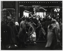 Willy RONIS 1910 - 2009 Rue de Mogador - Paris, noël 1952 Épreuve argentique (c. 1990)