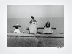 Willy RONIS 1910 - 2009 Au bord du Zuiderzee à Volendam - Hollande, 1954 Épreuve argentique (1985), signée à l'encre dans la marge i..