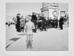 Willy RONIS 1910 - 2009 Plage de la Baltique, l'amateur de musique - RDA, 1967 Épreuve argentique (1992)