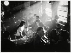 Willy RONIS 1910 - 2009 Le pub de Berlemont à Soho - Londres, 1955 Épreuve argentique (c. 1990)