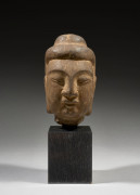 TÊTE DE BOUDDHA EN PIERRE GRISE SCULPTÉE, Chine, dynastie des Qi du Nord ou début de l'époque Tang, VIe-VIIe siècle