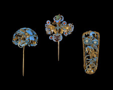 TROIS ORNEMENTS DE COIFFURE EN ARGENT DORÉ, PLUMES DE MARTIN-PÊCHEUR, CORAIL ET PIERRES DURES, Chine, dynastie Qing, époque Guangxu...