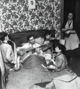 Willy RONIS 1910 - 2009 Un dimanche matin chez les Zavatta, 1949 Deux épreuves argentiques d'époque et une épreuve argentique (c. 19..