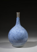 GRANDE BOUTEILLE À SAKÉ TOKKURI EN PORCELAINE BLEU BLANC ARITA, Japon, époque Edo, XVIIIe siècle