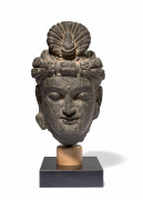 TÊTE DE MAITREYA EN SCHISTE GRIS, Art gréco-bouddhique du Gandhara, IIe-IIIe siècle