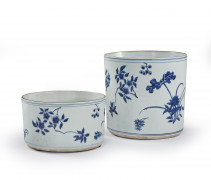 DEUX POTS EN PORCELAINE BLEU BLANC, Japon, XXe siècle