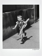 Willy RONIS 1910 - 2009 Le petit parisien - Paris, 1952 Épreuve argentique (2009), signée à l'encre dans la marge inférieure à droit..
