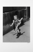 Willy RONIS 1910 - 2009 Le petit parisien - Paris, 1952 Épreuve argentique, signée à l'encre dans la marge inférieure à droite